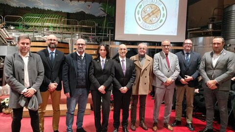 Ya en Navidad, con 'Prada a Tope'. La Banda de Música Ciudad de Ponferrada ha recibido la Castaña de Oro de la Fundación Prada en un acto en el que su impulsor, José Luis Prada, ha animado a buscar la superación con esfuerzo.