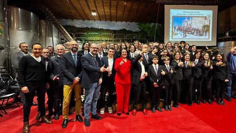 Ya en Navidad, con 'Prada a Tope'. La Banda de Música Ciudad de Ponferrada ha recibido la Castaña de Oro de la Fundación Prada en un acto en el que su impulsor, José Luis Prada, ha animado a buscar la superación con esfuerzo.