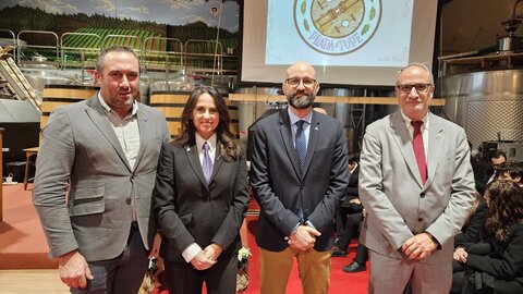 Ya en Navidad, con 'Prada a Tope'. La Banda de Música Ciudad de Ponferrada ha recibido la Castaña de Oro de la Fundación Prada en un acto en el que su impulsor, José Luis Prada, ha animado a buscar la superación con esfuerzo.