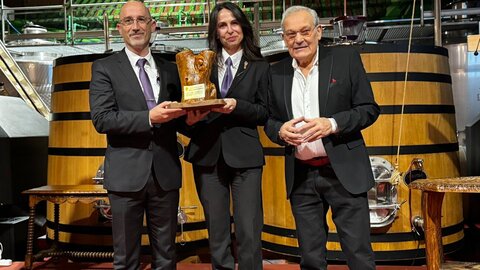 Ya en Navidad, con 'Prada a Tope'. La Banda de Música Ciudad de Ponferrada ha recibido la Castaña de Oro de la Fundación Prada en un acto en el que su impulsor, José Luis Prada, ha animado a buscar la superación con esfuerzo.