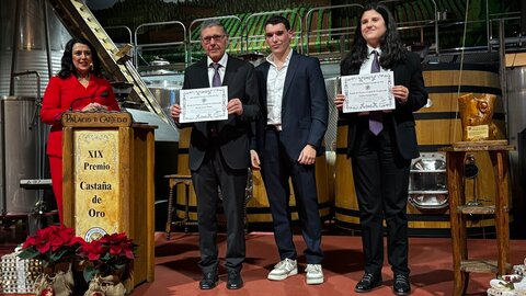 Ya en Navidad, con 'Prada a Tope'. La Banda de Música Ciudad de Ponferrada ha recibido la Castaña de Oro de la Fundación Prada en un acto en el que su impulsor, José Luis Prada, ha animado a buscar la superación con esfuerzo.