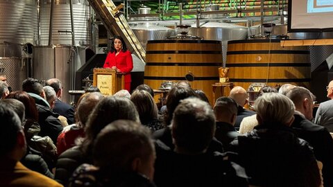 Ya en Navidad, con 'Prada a Tope'. La Banda de Música Ciudad de Ponferrada ha recibido la Castaña de Oro de la Fundación Prada en un acto en el que su impulsor, José Luis Prada, ha animado a buscar la superación con esfuerzo.