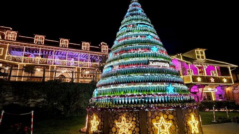 Ya en Navidad, con 'Prada a Tope'. La Banda de Música Ciudad de Ponferrada ha recibido la Castaña de Oro de la Fundación Prada en un acto en el que su impulsor, José Luis Prada, ha animado a buscar la superación con esfuerzo.