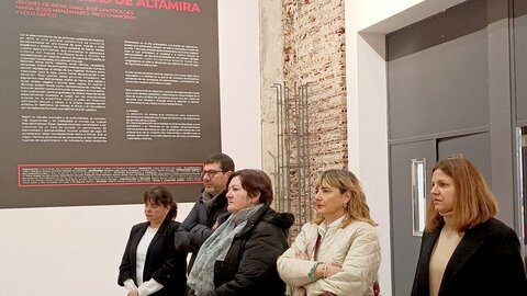 La Térmica Cultural de Ponferrada inauguró este viernes la exposición ‘Las huellas de Altamira’, una muestra colectiva que acerca al espectador al arte prehistórico. En ella se puede ver la visión sobre este asunto de Irene Grau, Lolo Zapico, Paco Chamorro, José Santocildes y María Jesús Manzanares.