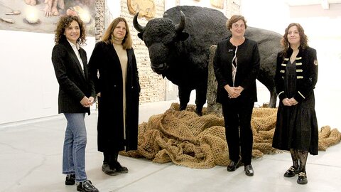 La Térmica Cultural de Ponferrada inauguró este viernes la exposición ‘Las huellas de Altamira’, una muestra colectiva que acerca al espectador al arte prehistórico. En ella se puede ver la visión sobre este asunto de Irene Grau, Lolo Zapico, Paco Chamorro, José Santocildes y María Jesús Manzanares.