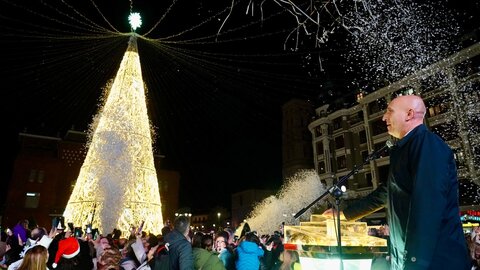 La capital enciende su Navidad “más espectacular de los últimos años” con 1,7 millones de luces repartidas en casi un centenar de calles. Foto: Campillo