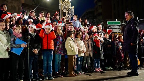 La capital enciende su Navidad “más espectacular de los últimos años” con 1,7 millones de luces repartidas en casi un centenar de calles. Foto: Campillo