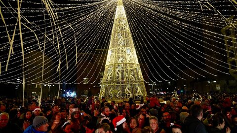 La capital enciende su Navidad “más espectacular de los últimos años” con 1,7 millones de luces repartidas en casi un centenar de calles. Foto: Campillo