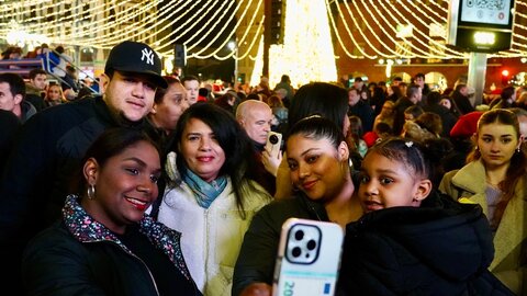 La capital enciende su Navidad “más espectacular de los últimos años” con 1,7 millones de luces repartidas en casi un centenar de calles. Foto: Campillo