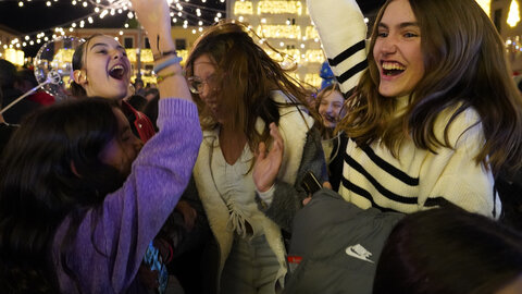 Ponferrada inauguró la Navidad con el encendido de las luces que este año vuelve a ser especialmente llamativa en el casco antiguo, donde el Ayuntamiento ha mejorado la iluminación en la Calle Gil y Carrasco para dar la bienvenida hacia el Castillo de los Templarios. Foto: César Sánchez