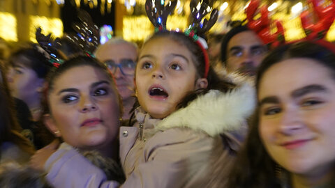 Ponferrada inauguró la Navidad con el encendido de las luces que este año vuelve a ser especialmente llamativa en el casco antiguo, donde el Ayuntamiento ha mejorado la iluminación en la Calle Gil y Carrasco para dar la bienvenida hacia el Castillo de los Templarios. Foto: César Sánchez