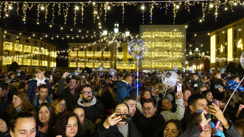 Ponferrada inauguró la Navidad con el encendido de las luces que este año vuelve a ser especialmente llamativa en el casco antiguo, donde el Ayuntamiento ha mejorado la iluminación en la Calle Gil y Carrasco para dar la bienvenida hacia el Castillo de los Templarios. Foto: César Sánchez