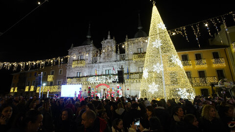 Ponferrada inauguró la Navidad con el encendido de las luces que este año vuelve a ser especialmente llamativa en el casco antiguo, donde el Ayuntamiento ha mejorado la iluminación en la Calle Gil y Carrasco para dar la bienvenida hacia el Castillo de los Templarios. Foto: César Sánchez