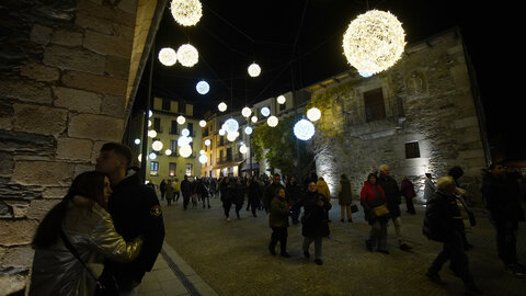 Ponferrada inauguró la Navidad con el encendido de las luces que este año vuelve a ser especialmente llamativa en el casco antiguo, donde el Ayuntamiento ha mejorado la iluminación en la Calle Gil y Carrasco para dar la bienvenida hacia el Castillo de los Templarios. Foto: César Sánchez