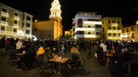 Ponferrada inauguró la Navidad con el encendido de las luces que este año vuelve a ser especialmente llamativa en el casco antiguo, donde el Ayuntamiento ha mejorado la iluminación en la Calle Gil y Carrasco para dar la bienvenida hacia el Castillo de los Templarios. Foto: César Sánchez