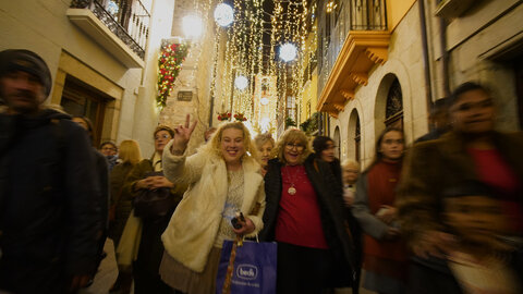 Ponferrada inauguró la Navidad con el encendido de las luces que este año vuelve a ser especialmente llamativa en el casco antiguo, donde el Ayuntamiento ha mejorado la iluminación en la Calle Gil y Carrasco para dar la bienvenida hacia el Castillo de los Templarios. Foto: César Sánchez