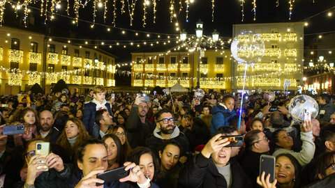 Ponferrada inauguró la Navidad con el encendido de las luces que este año vuelve a ser especialmente llamativa en el casco antiguo, donde el Ayuntamiento ha mejorado la iluminación en la Calle Gil y Carrasco para dar la bienvenida hacia el Castillo de los Templarios. Foto: César Sánchez