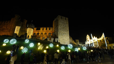 Ponferrada inauguró la Navidad con el encendido de las luces que este año vuelve a ser especialmente llamativa en el casco antiguo, donde el Ayuntamiento ha mejorado la iluminación en la Calle Gil y Carrasco para dar la bienvenida hacia el Castillo de los Templarios. Foto: César Sánchez