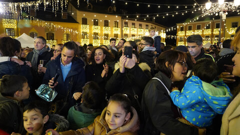 Ponferrada inauguró la Navidad con el encendido de las luces que este año vuelve a ser especialmente llamativa en el casco antiguo, donde el Ayuntamiento ha mejorado la iluminación en la Calle Gil y Carrasco para dar la bienvenida hacia el Castillo de los Templarios. Foto: César Sánchez