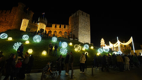 Ponferrada inauguró la Navidad con el encendido de las luces que este año vuelve a ser especialmente llamativa en el casco antiguo, donde el Ayuntamiento ha mejorado la iluminación en la Calle Gil y Carrasco para dar la bienvenida hacia el Castillo de los Templarios. Foto: César Sánchez