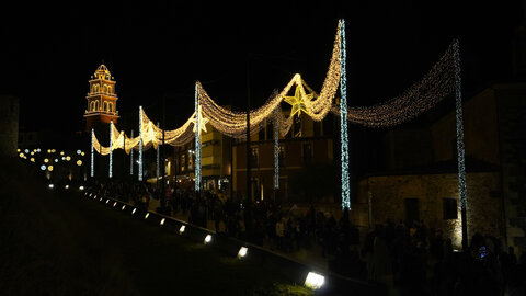 Ponferrada inauguró la Navidad con el encendido de las luces que este año vuelve a ser especialmente llamativa en el casco antiguo, donde el Ayuntamiento ha mejorado la iluminación en la Calle Gil y Carrasco para dar la bienvenida hacia el Castillo de los Templarios. Foto: César Sánchez