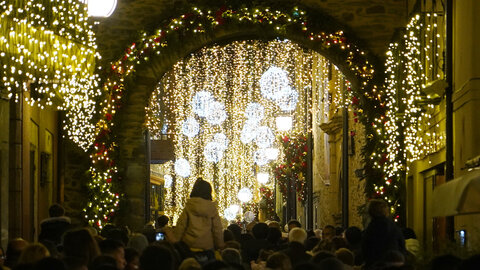 Ponferrada inauguró la Navidad con el encendido de las luces que este año vuelve a ser especialmente llamativa en el casco antiguo, donde el Ayuntamiento ha mejorado la iluminación en la Calle Gil y Carrasco para dar la bienvenida hacia el Castillo de los Templarios. Foto: César Sánchez