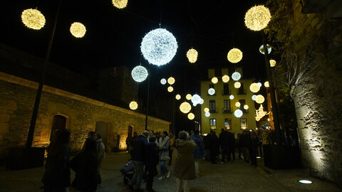 Ponferrada inauguró la Navidad con el encendido de las luces que este año vuelve a ser especialmente llamativa en el casco antiguo, donde el Ayuntamiento ha mejorado la iluminación en la Calle Gil y Carrasco para dar la bienvenida hacia el Castillo de los Templarios. Foto: César Sánchez