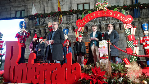 Ponferrada inauguró la Navidad con el encendido de las luces que este año vuelve a ser especialmente llamativa en el casco antiguo, donde el Ayuntamiento ha mejorado la iluminación en la Calle Gil y Carrasco para dar la bienvenida hacia el Castillo de los Templarios. Foto: César Sánchez