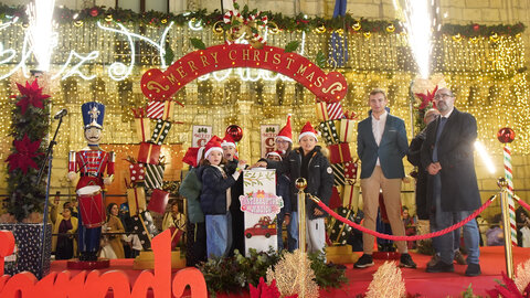 Ponferrada inauguró la Navidad con el encendido de las luces que este año vuelve a ser especialmente llamativa en el casco antiguo, donde el Ayuntamiento ha mejorado la iluminación en la Calle Gil y Carrasco para dar la bienvenida hacia el Castillo de los Templarios. Foto: César Sánchez