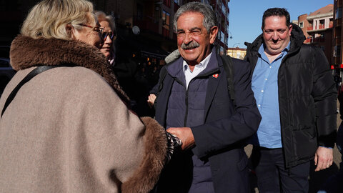 El expresidente de Cantabria Miguel Ángel Revilla inaugura junto al alcalde de León, José Antonio Diez, el poblado navideño del café Azaila 1930. Foto: Campillo