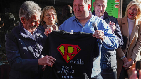 El expresidente de Cantabria Miguel Ángel Revilla inaugura junto al alcalde de León, José Antonio Diez, el poblado navideño del café Azaila 1930. Foto: Campillo