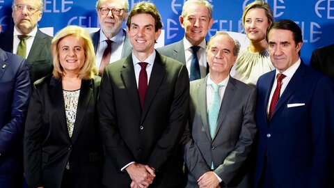 FELE celebra su 32 Día de la Empresa con la entrega del galardón de empresa del año 2024 a grupo Votorantim Cimentos. Asisten, entre otros, la presidenta de la Fundación Confederación Española de Organizaciones Empresariales, Fátima Báñez; el presidente de Fele, Juan María Vallejo, y el CEO en España de la empresa premiada, Alan Svaiter. Foto: Campillo