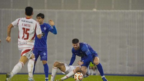 La Ponferradina entró tarde en el partido, demasiado tarde, y no pudo remontar un 2-0 en contra que deja al Ourense fuera de los puestos de descenso tras conseguir su tercera victoria consecutiva mientras que el cuadro berciano pierde la oportunidad de dormir en los puestos de promoción de ascenso.