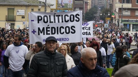 El Bierzo sale a la calle en defensa de la sanidad. 15.000 personas rechazan la actual situación sanitaria en la comarca (18)