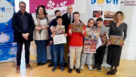 La edición número 14 del calendario solidario de la Asociación Down-León Amidown para el próximo año, 2025, busca difundir el legado del Reino de León. Fotos: Campillo | Ayto León