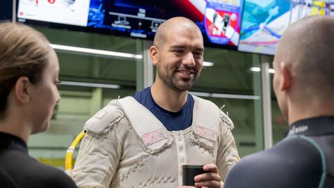 El astronauta leonés completa su certificación básica de EVA (Actividades Extravehiculares) en el Laboratorio de Flotabilidad Neutral (NBL) en Houston.