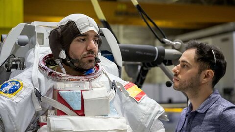 El astronauta leonés completa su certificación básica de EVA (Actividades Extravehiculares) en el Laboratorio de Flotabilidad Neutral (NBL) en Houston.