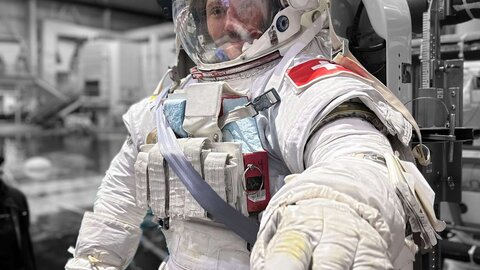 El astronauta leonés completa su certificación básica de EVA (Actividades Extravehiculares) en el Laboratorio de Flotabilidad Neutral (NBL) en Houston.