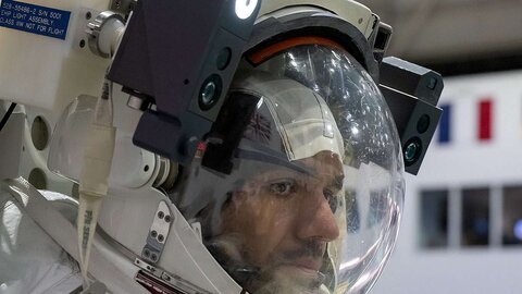 El astronauta leonés completa su certificación básica de EVA (Actividades Extravehiculares) en el Laboratorio de Flotabilidad Neutral (NBL) en Houston.