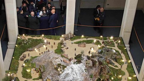 La cesión temporal de la Casa de las Carnicerías, edificio histórico situado en el centro de León y propiedad de Unicaja, ha permitido a la Cofradía del Dulce Nombre de Jesús Nazareno, instalar un belén de más de 300 figuras inaugurado este miércoles y que se puede visitar en la concurrida plaza de San Martín desde esta semana. Foto: Peio García