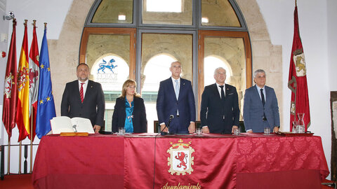 Acto institucional del Día de la Constitución presidido por el alcalde del Ayuntamiento de León, José Antonio Diez; el delegado del Gobierno, Nicanor Sen; el presidente de la Diputación, Gerardo Álvarez Courel; el delegado territorial de la Junta, Eduardo Diego y la presidenta de la Audiencia Provincial, Ana del Ser. Foto: Peio García