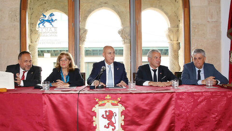 Acto institucional del Día de la Constitución presidido por el alcalde del Ayuntamiento de León, José Antonio Diez; el delegado del Gobierno, Nicanor Sen; el presidente de la Diputación, Gerardo Álvarez Courel; el delegado territorial de la Junta, Eduardo Diego y la presidenta de la Audiencia Provincial, Ana del Ser. Foto: Peio García