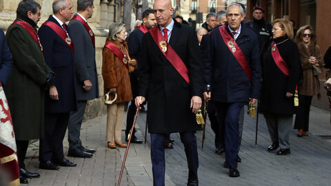 León cumplió este domingo con la tradición secular de la solemnidad de la Inmaculada Concepción, por el que el corregimiento municipal se desplazó en procesión desde la sede consistorial de San Marcelo hasta el convento de la Purísima Concepción de las Reverendas Madres Concepcionistas. Fotos: Peio García