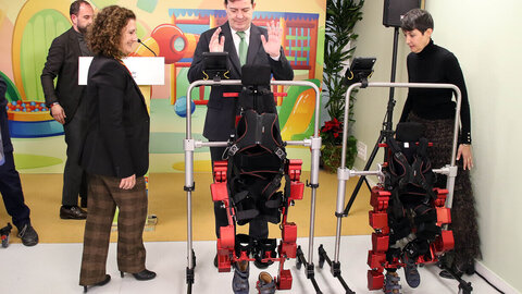 El presidente de la Junta de Castilla y León, Alfonso Fernández Mañueco, participa con Elena García Armada, ingeniera industrial del CSIC en la presentación del 'Exoesqueleto Pediátrico, ATLAS 2030' en el Complejo Asistencial Universitario de León. Fotos: Peio García