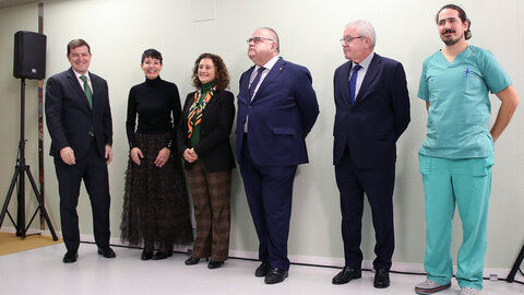 El presidente de la Junta de Castilla y León, Alfonso Fernández Mañueco, participa con Elena García Armada, ingeniera industrial del CSIC en la presentación del 'Exoesqueleto Pediátrico, ATLAS 2030' en el Complejo Asistencial Universitario de León. Fotos: Peio García