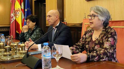 El alcalde de León, José Antonio Diez, ha entregado este viernes el Premio Nacional de Poesía Antonio González de Lama a Inés Ramón por su poemario ‘Mudanza’, obra seleccionada entre más de 620 trabajos presentados en esta 50 edición. Fotos: Peio García