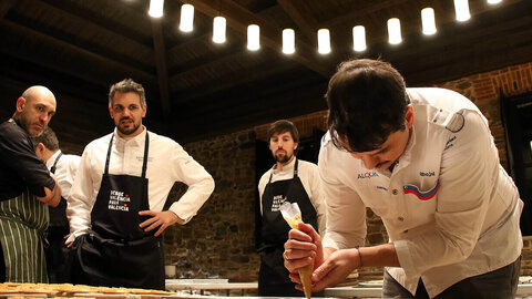 Dos centenares de personas completan el aforo de la Finca Valdemora de La Bañeza para degustar el menú elaborado por los 21 cocineros con Estrella Michelín de la Comunidad.