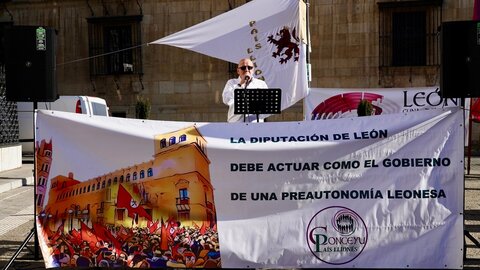 Conceyu País Llionés y una veintena de asociaciones de Xuntanza Llionesista convocan una concentración para revindicar la autonomía de la Región Leonesa. Fotos: Campillo