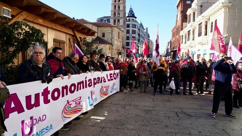 Conceyu País Llionés y una veintena de asociaciones de Xuntanza Llionesista convocan una concentración para revindicar la autonomía de la Región Leonesa. Fotos: Campillo