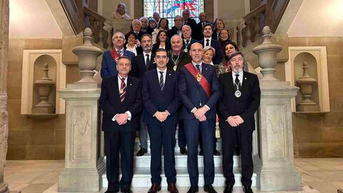 El alcalde de León preside la recepción institucional al regidor de Baeza, en la que también estuvieron presentes miembros de la Cofradía del Pendón de San Isidoro.